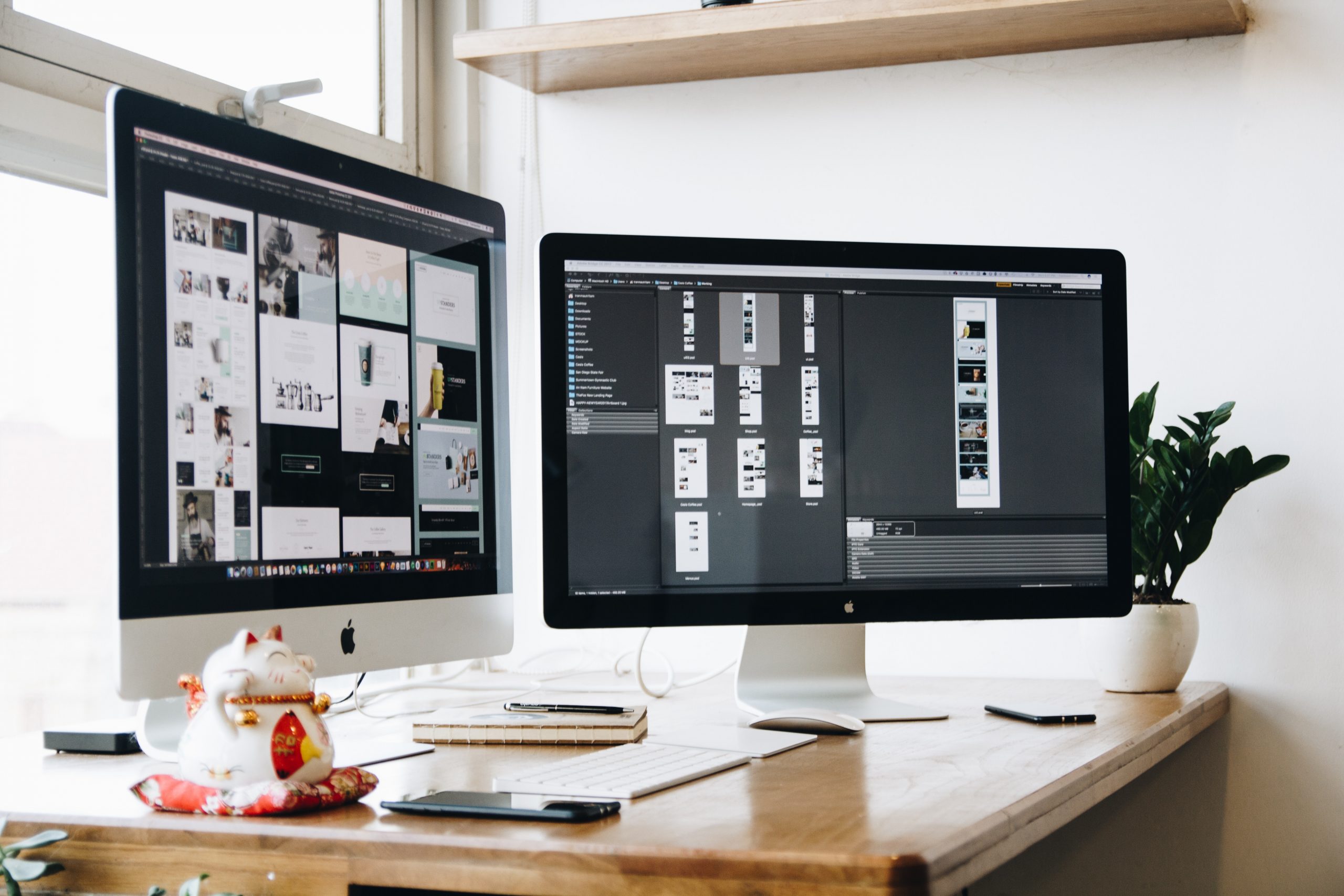 iMacs on a desk for digital marketing